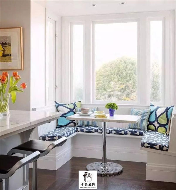 靠飄窗設(shè)計(jì)一個卡座