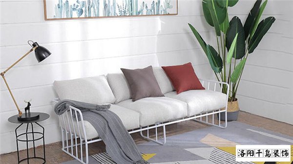 洛陽裝修公司哪家好又便宜？北歐風(fēng)沙發(fā)搭配技巧